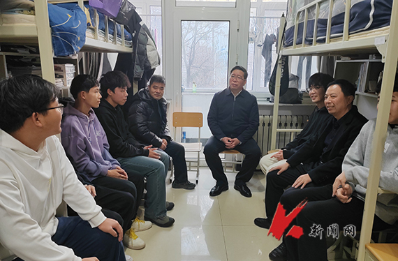 辽科大校长胡军深入对接寝室走访慰问
